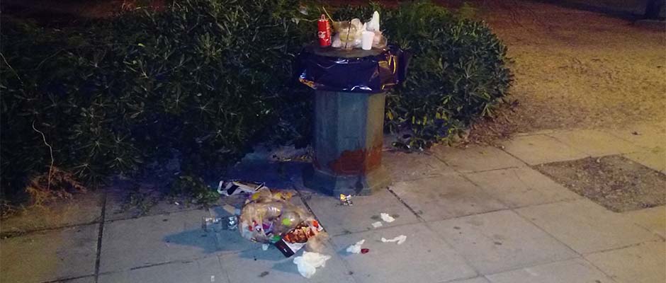 Κάδος απορριμμάτων αποτελεί εστία σκουπιδιών στο πάρκο του Κολοκοτρώνη