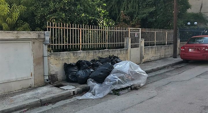 Τρολάρουν το δήμο Ναυπλίου με τα σκουπίδια