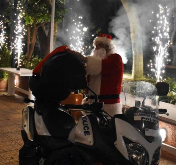 Άγιος Βασίλης σε αστυνομική μηχανή