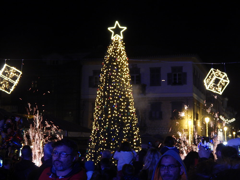 Άναμμα χριστουγεννιάτικου δέντρου στο Ναύπλιο