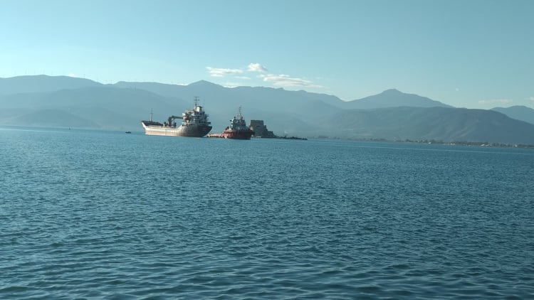 Επιχείρηση αποκόλλησης στο λιμάνι του Ναυπλίου