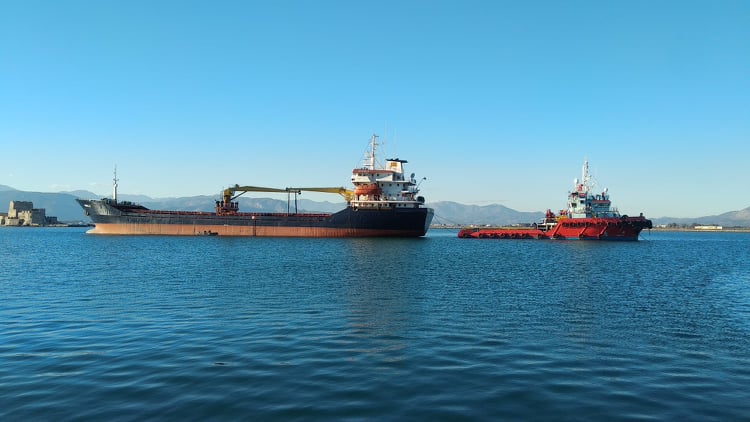 Επιχείρηση αποκόλλησης στο λιμάνι του Ναυπλίου