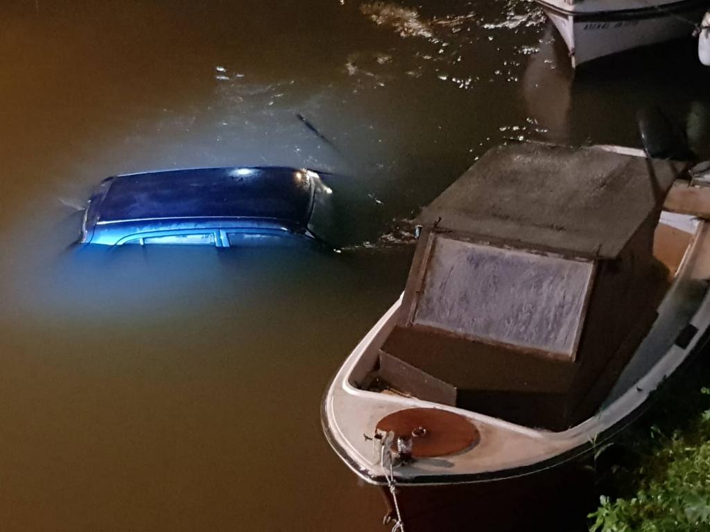 Αυτοκίνητο πέταξε πάνω από τις βάρκες και έπεσε στο ποτάμι