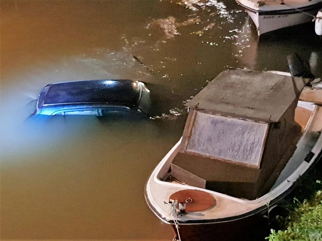 Αυτοκίνητο πέταξε πάνω από τις βάρκες και έπεσε στο ποτάμι