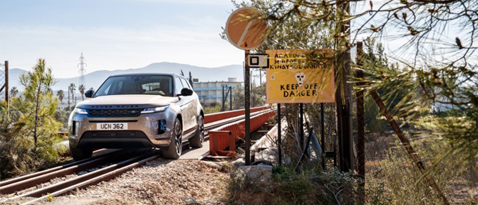 Το νέο Land Rover Evoque περνά τις γραμμές του τρένου στον Ισθμό
