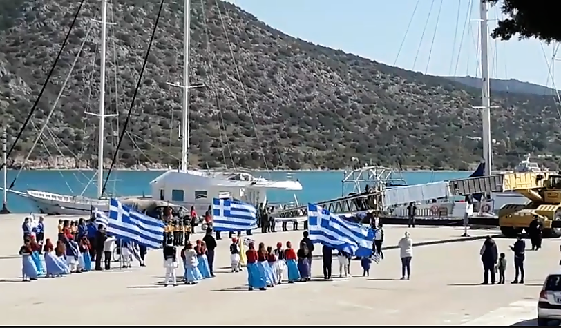 Με γερανό η έπαρση γιγάντιας σημαίας στο λιμάνι Κοιλάδας (Pics)