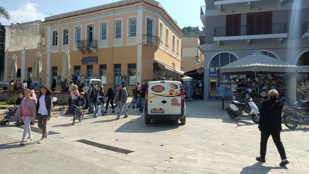 Αστυνομία και Λιμενικό έχασαν το έλεγχο στο Ναύπλιο και επικρατεί χάος παντού (Pics)