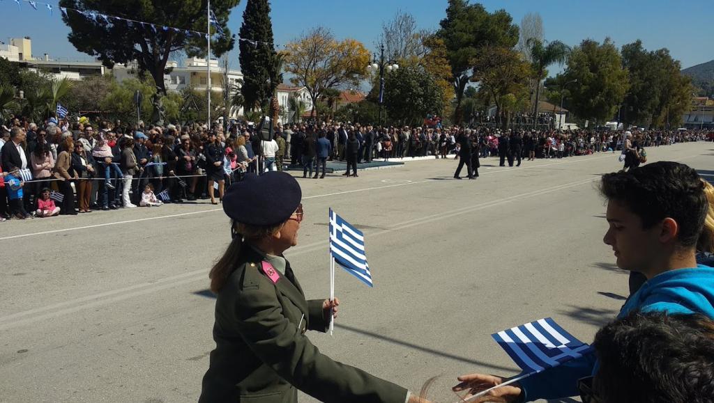 Στρατιωτίνες στην παρέλαση Ναυπλίου