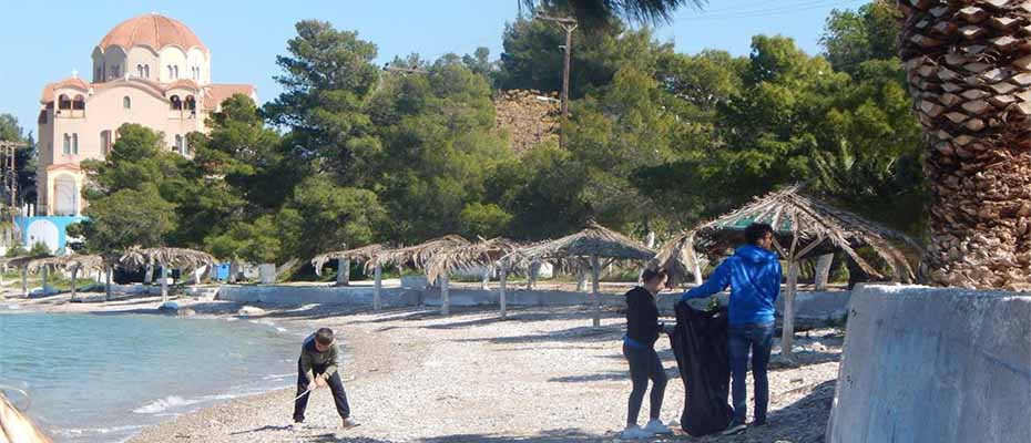 Ομάδα εθελοντών καθάρισε παραλία της Αργολίδας