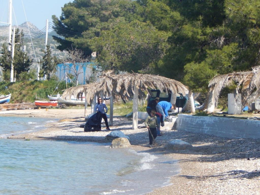 Ομάδα εθελοντών καθάρισε παραλία της Αργολίδας