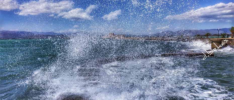 Κύματα στο λιμάνι του Ναυπλίου