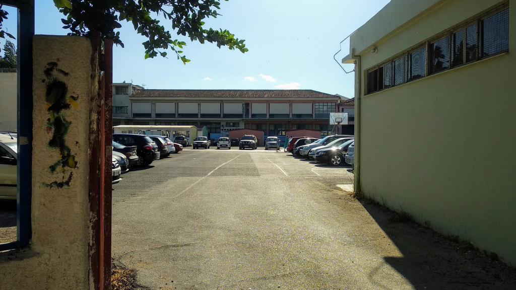 Ελεύθερο πάρκινγκ το προαύλιο του σχολείου στο Ναύπλιο
