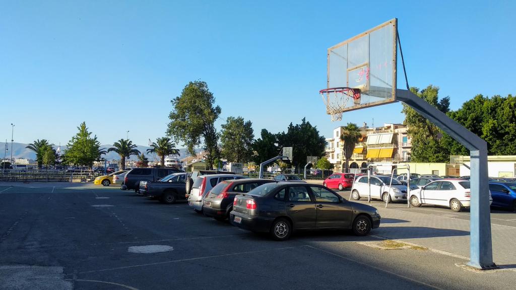 Ελεύθερο πάρκινγκ το προαύλιο του σχολείου στο Ναύπλιο