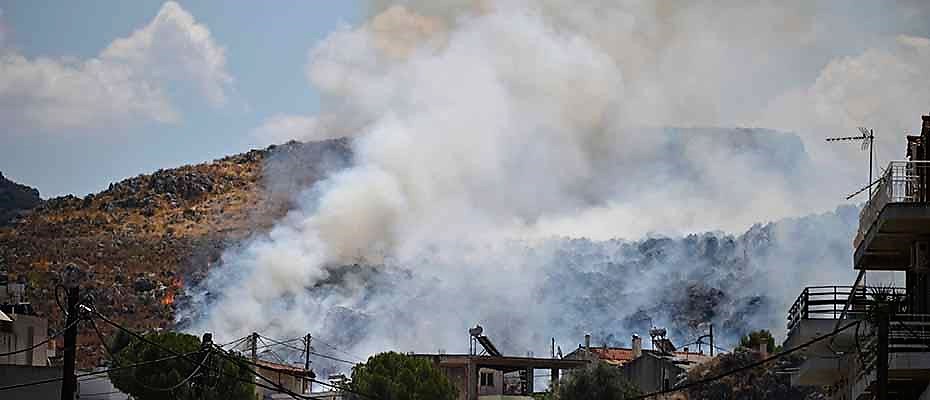 Φωτορεπορτάζ. Ελικόπτερα επιχειρούσαν πάνω από τα σπίτια που κινδύνεψαν από τη φωτιά στο Ναύπλιο (Pics)