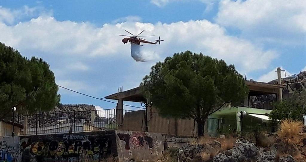 Φωτορεπορτάζ. Ελικόπτερα επιχειρούσαν πάνω από τα σπίτια που κινδύνεψαν από τη φωτιά στο Ναύπλιο (Pics)