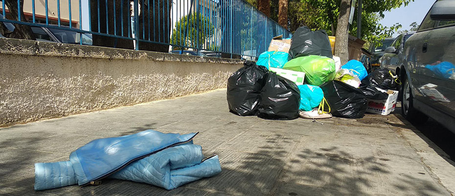 Πεζοδρόμιο απροσπέλαστο από σκουπίδια στο κέντρο του Ναυπλίου