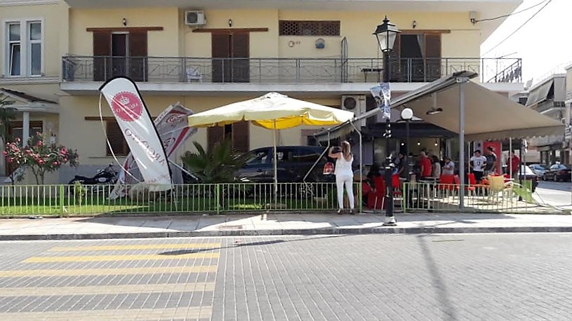 Πανικός στο Ναύπλιο με τρελό αυτοκίνητο που μπούκαρε σε καφετέρια