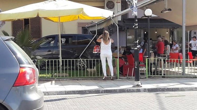 Πανικός στο Ναύπλιο με τρελό αυτοκίνητο που μπούκαρε σε καφετέρια
