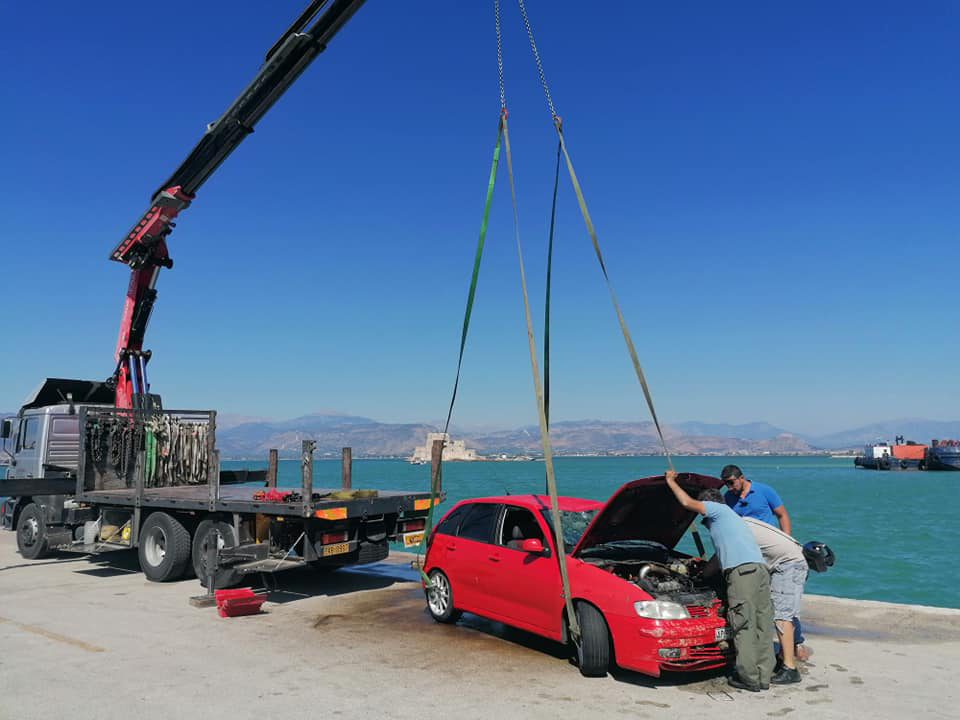Ανάσυρση αυτοκινήτου από το λιμάνι του Ναυπλίου