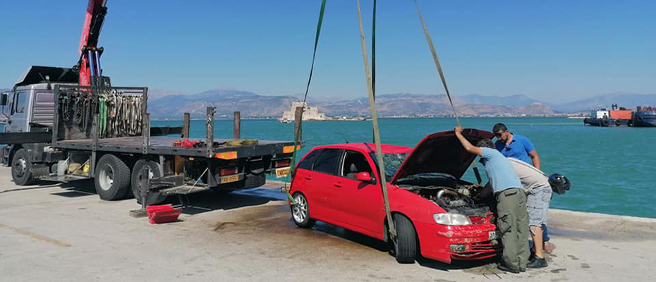 Ανάσυρση αυτοκινήτου από το λιμάνι του Ναυπλίου