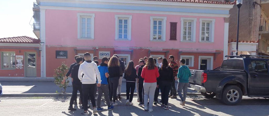 Μαθητές συνομιλούν με την ιστορία στους δρόμους του Άργους