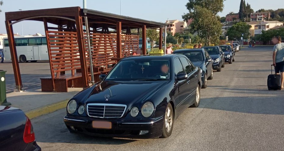 Περιπέτεια Ναυπλιώτισσας με ταξιτζήδες στην Κέρκυρα – Περπάτησε με πρόβλημα υγείας δύο χιλιόμετρα