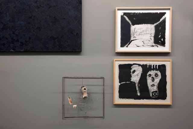 Με έργα 75 καλλιτεχνών εγκαινιάζεται η έκθεση “Black & Blue” στο “Φουγάρο”