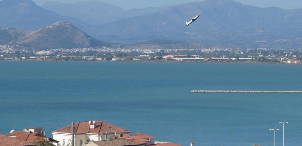 Video με το αεροπλάνο που πέταξε ξυστά πάνω από το Ναύπλιο