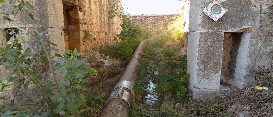Οι διαρροές της δεξαμενής και οι σκουριασμένες σωλήνες ύδρευσης στην Ακροναυπλία