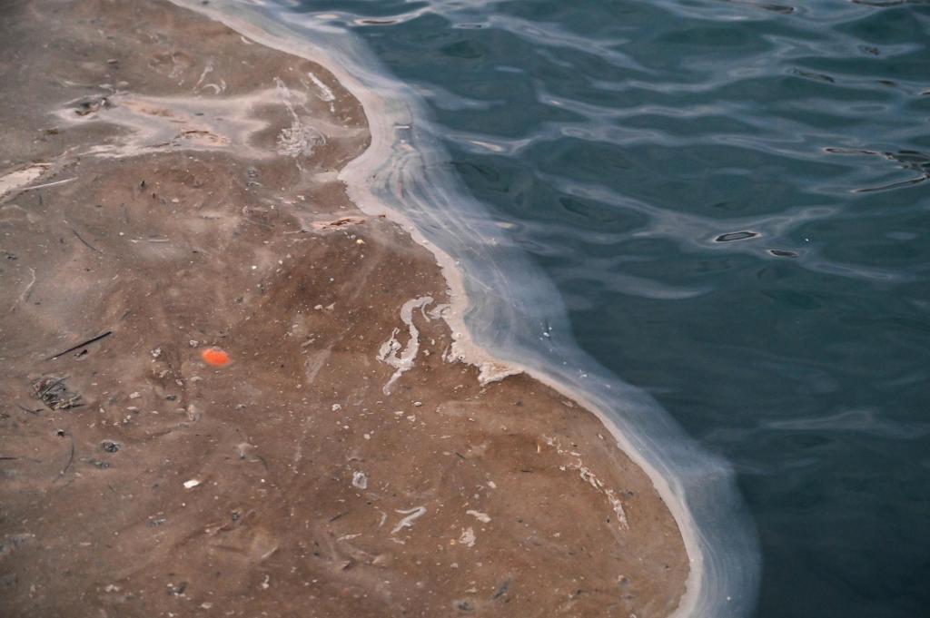 Ρύπανση από κηλίδα με έντονη οσμή πετρελαίου στο λιμάνι Ναυπλίου (Pics)