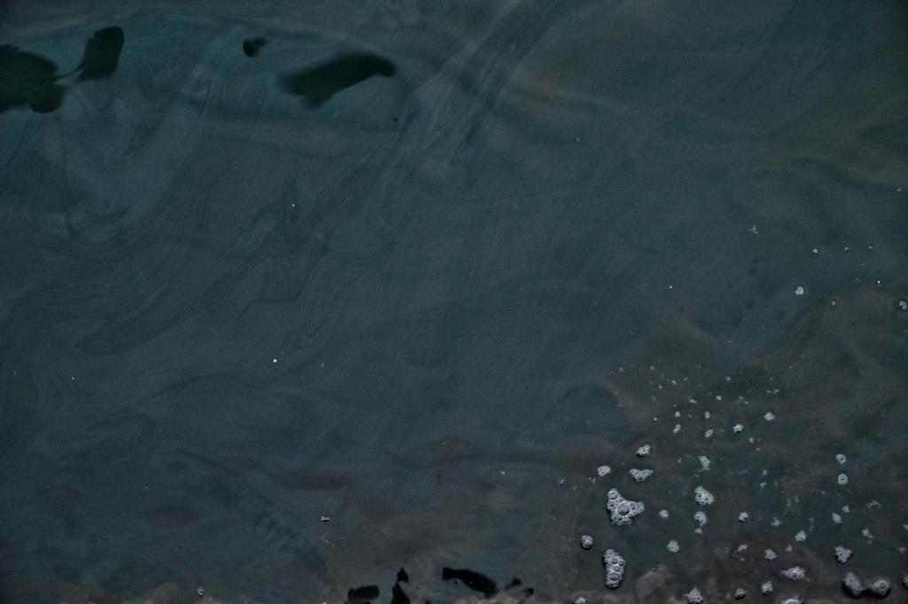 Ρύπανση από κηλίδα με έντονη οσμή πετρελαίου στο λιμάνι Ναυπλίου (Pics)