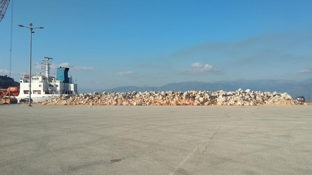 Τί κάνουν οι πέτρες στο λιμάνι του Ναυπλίου;