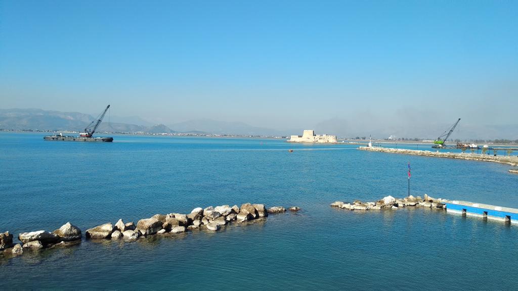 Τί κάνουν οι πέτρες στο λιμάνι του Ναυπλίου;
