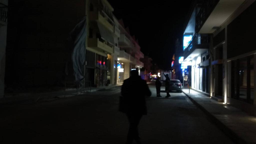 Έκλεισε η Μπουμπουλίνας στο Ναύπλιο λόγω μια τέντας που κινδύνευε να πέσει από τον αέρα