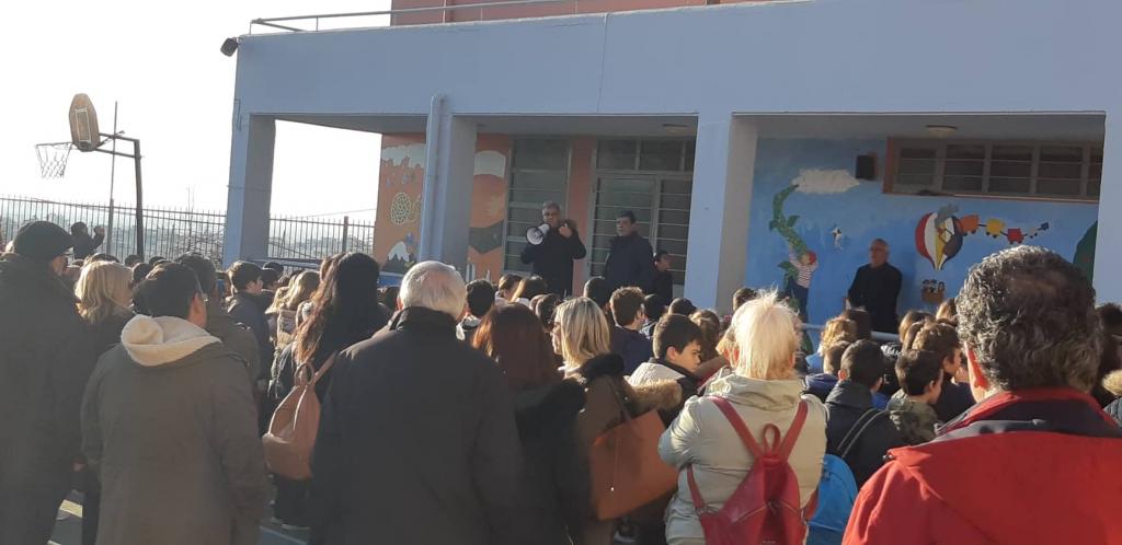 Πήραν τα παιδιά και έκλεισαν το σχολείο για την κεραία στο Άργος (Pics)