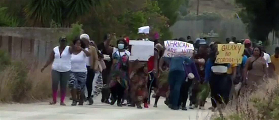Πορεία μεταναστών στο Κρανίδι παραβιάζοντας την καραντίνα στη δομή φιλοξενίας