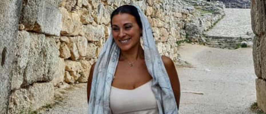 Ιταλίδα Ελληνίδα από την Καλαβρία επισκέπτεται τις Μυκήνες
