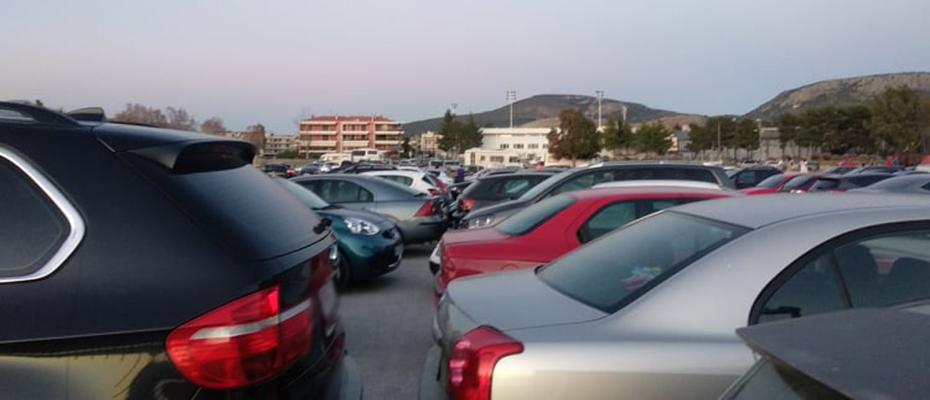 Παρκαρισμένα αυτοκίνητα στο λιμάνι του Ναυπλίου