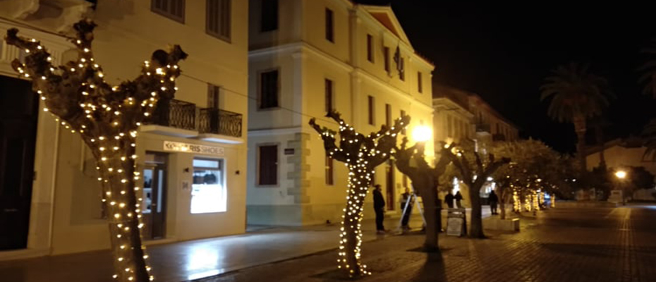 Χριστουγεννιάτικος στολισμός εν μέσω lockdown στο Ναύπλιο