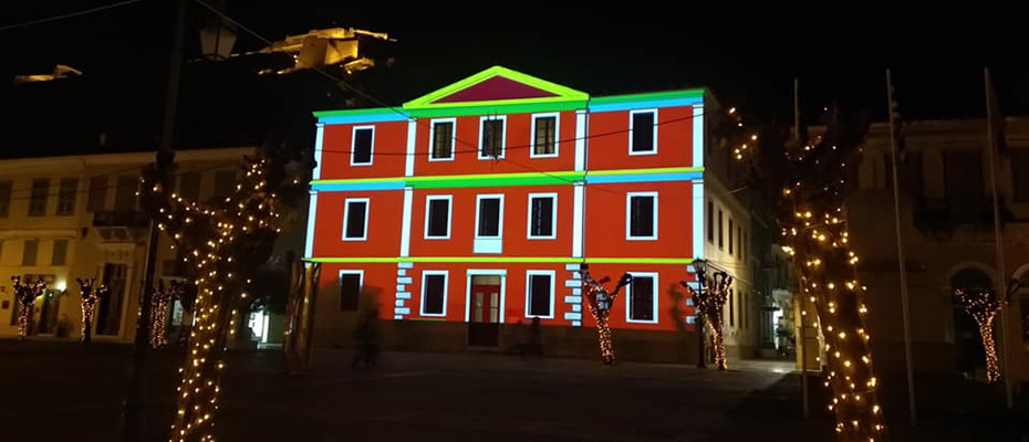 Φωταγωγήθηκε χριστουγεννιάτικα το δημαρχείο Ναυπλίου