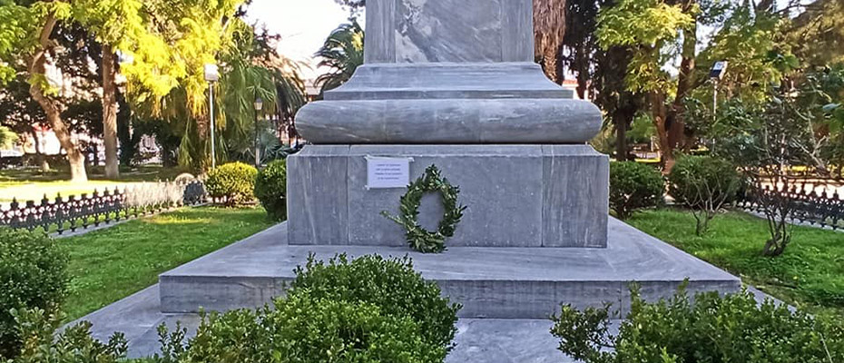 Στεφάνι με σημείωμα στο άγαλμα Κολοκοτρώνη στο Ναύπλιο